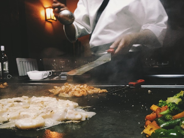 Kucharz przygotowujący danie