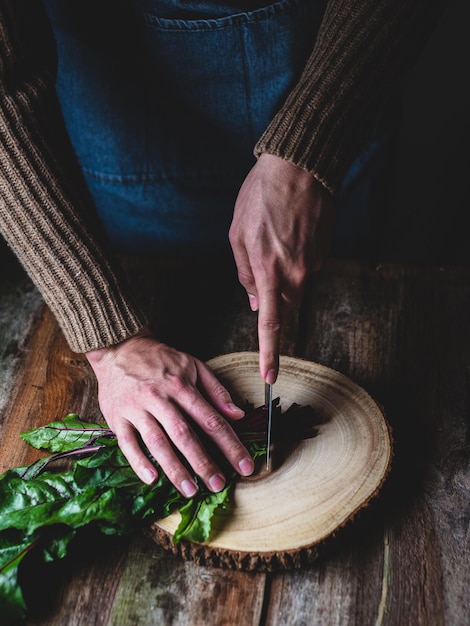 Ręce siekające zioła